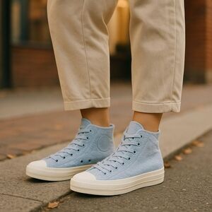 CONVERSE Cozy Club  Platform Baby Blue Sneakers. Size 8